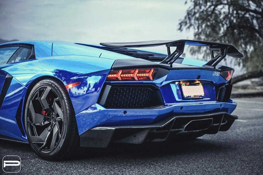 Lamborghini Aventador синяя с спойлером