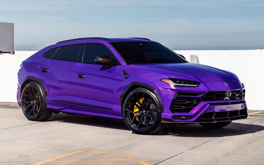 Lamborghini Urus фиолетовый салон