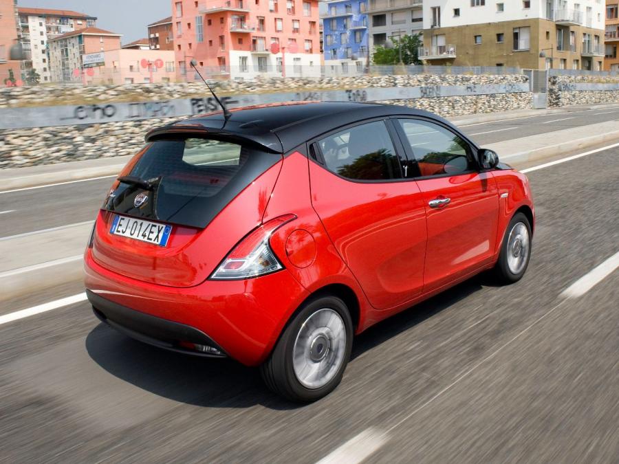 Машина Lancia Ypsilon 2014