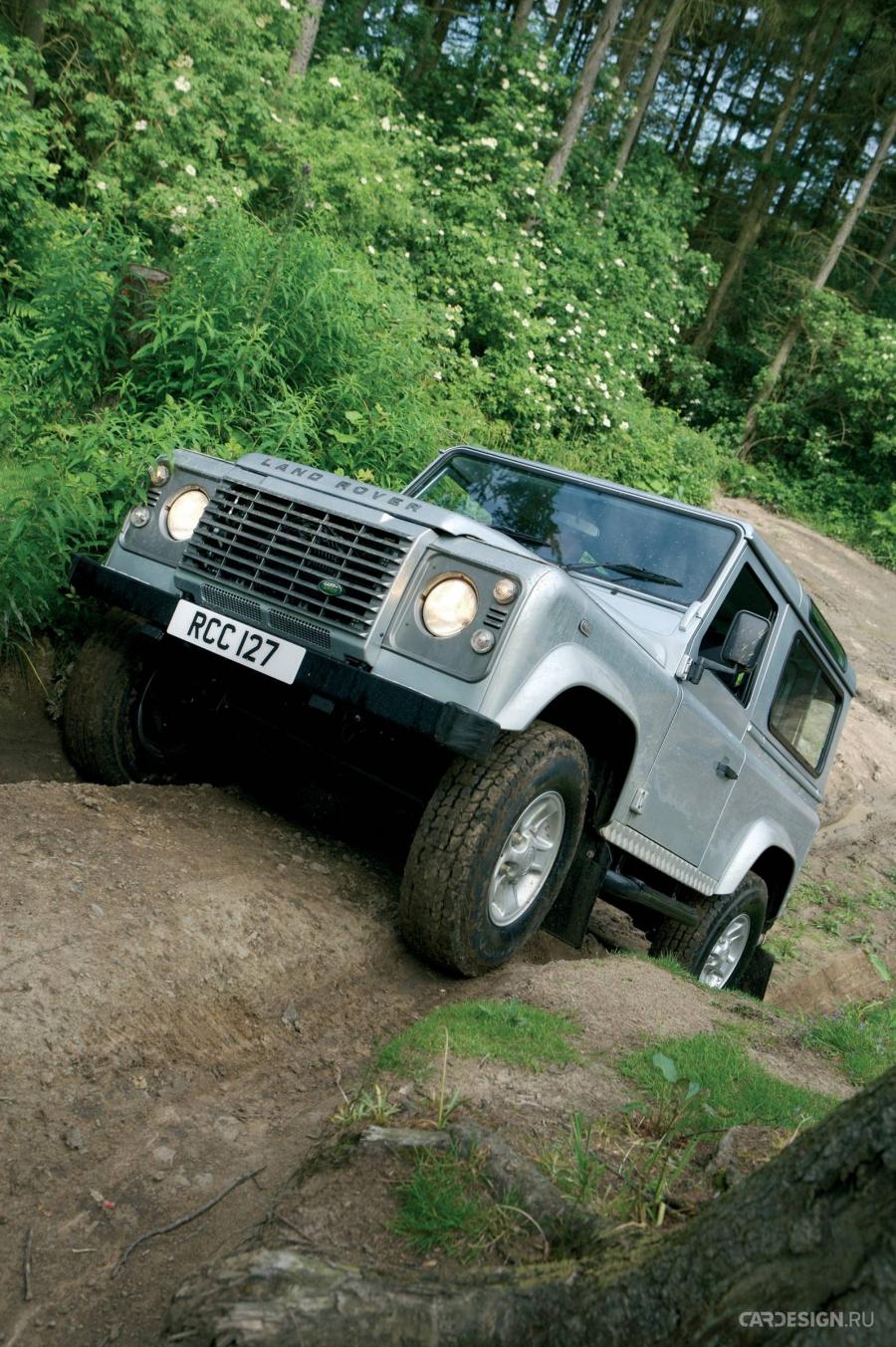 Land Rover Defender в грязи