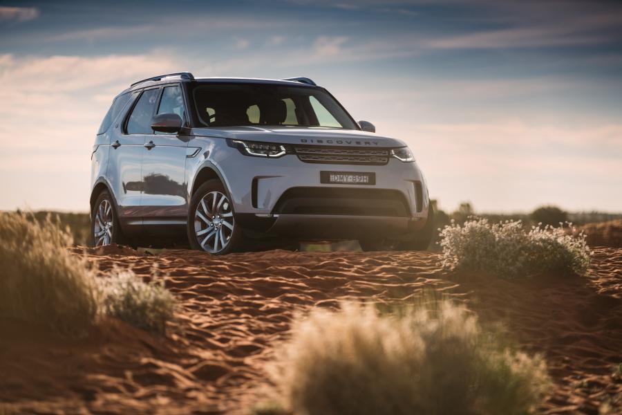 Land Rover Discovery 2017. Дискавери 2017. Land Rover Discovery в поле на трассе фото.