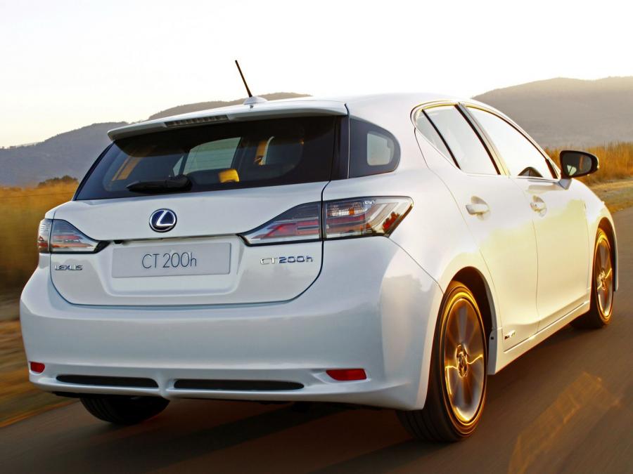 Lexus ct200h спереди