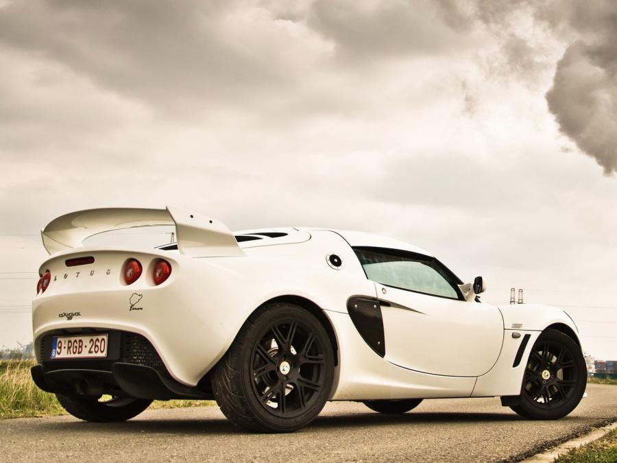 Машина марки Lotus exige s