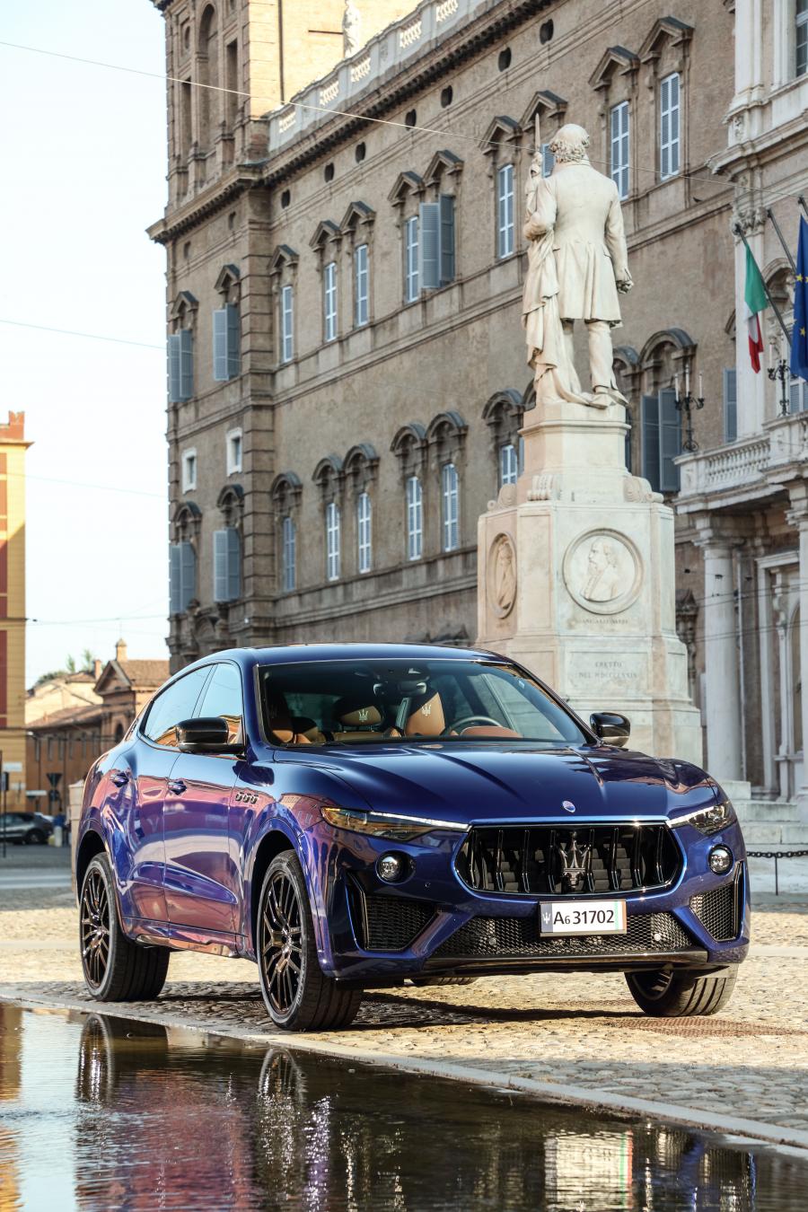 Maserati Levante розовый