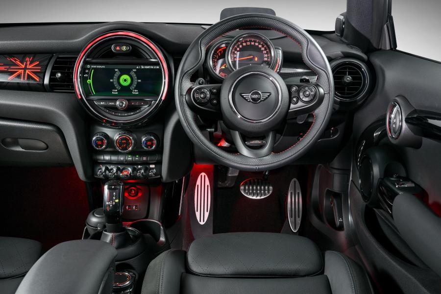 Мини включись. Mini f56 JCW салон. Приборка мини Купер 56 JCW. Мини Купер панель f56. Торпедо Mini Cooper f56.