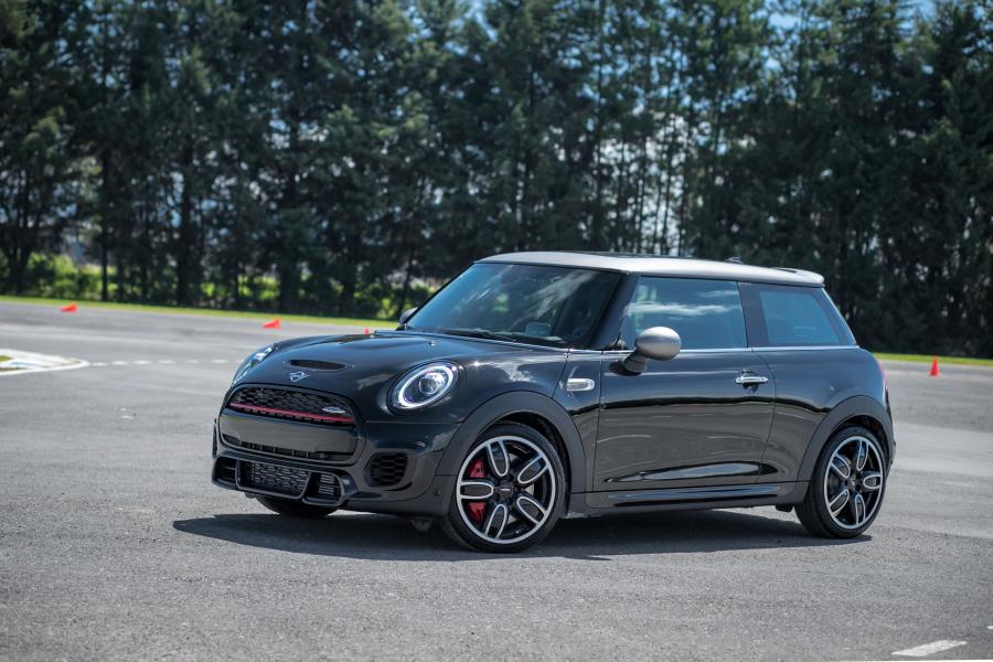 Mini silver. Mini JCW f56 занижение. Mini JCW f56 диски. Mini JCW f56 Night. Mini John Cooper works Silver.