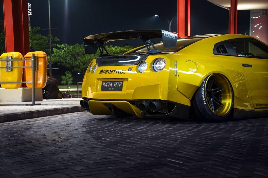 Nissan GTR r35 Yellow