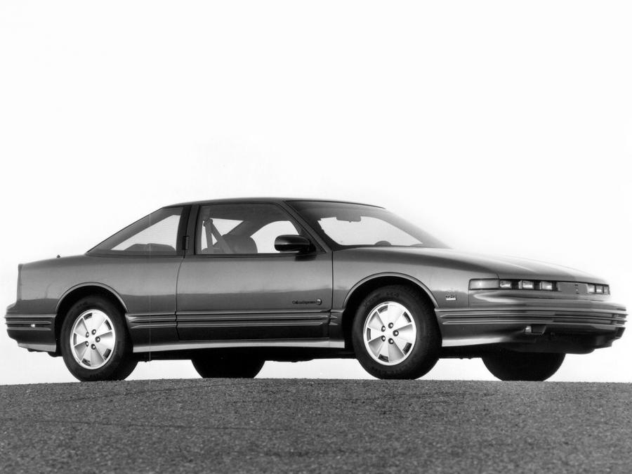 1988 год выпуска. Авто Олдсмобиль Катлас гера 1988. Oldsmobile Cutlass Supreme 1988 проекция лобового стекла. Oldsmobile Aurora 1989.