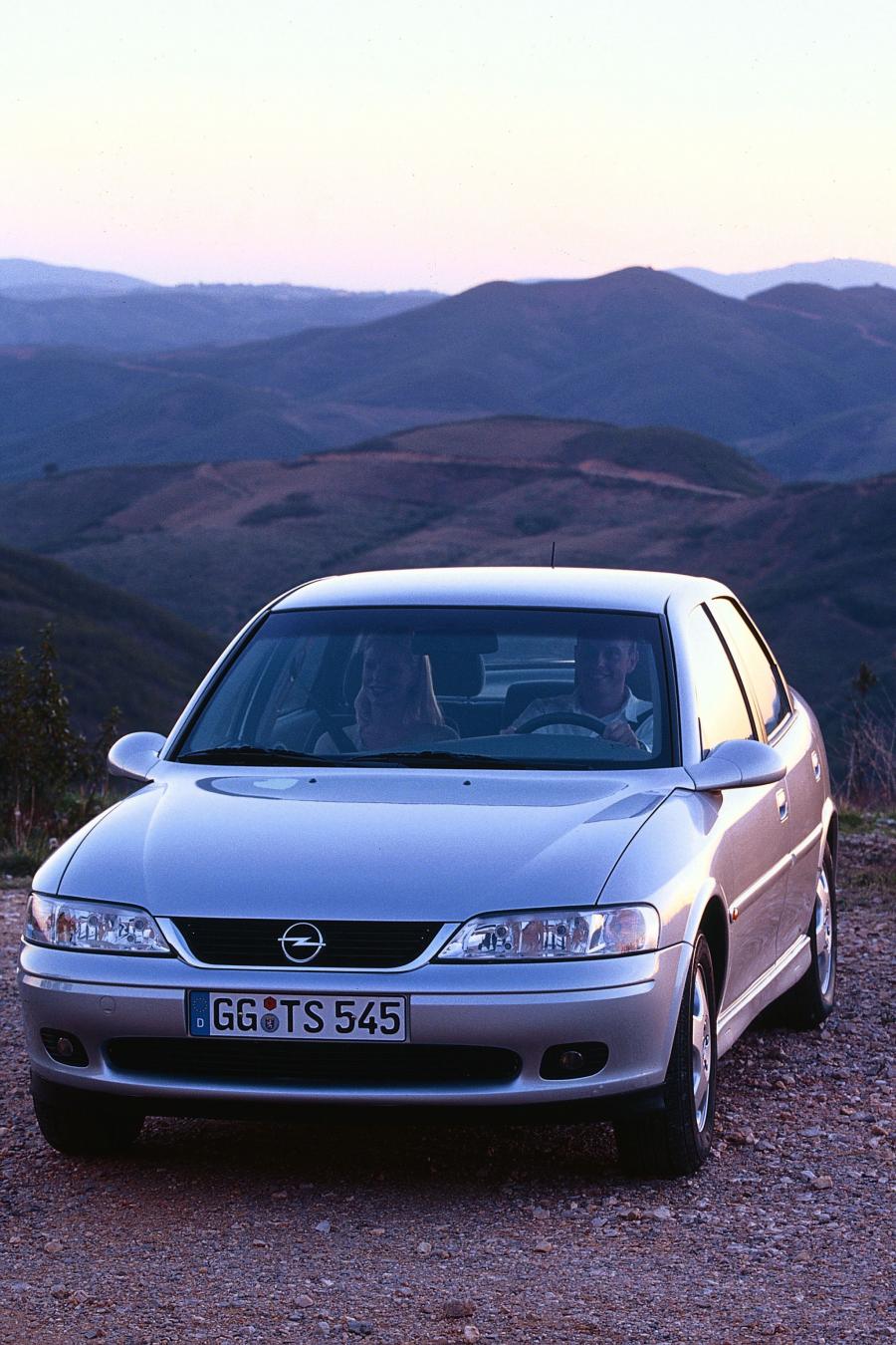 Новый опель вектра б. Opel Vectra 1999. Opel Vectra 1999 седан. Recaro Opel. Opel Vectra b 1999.