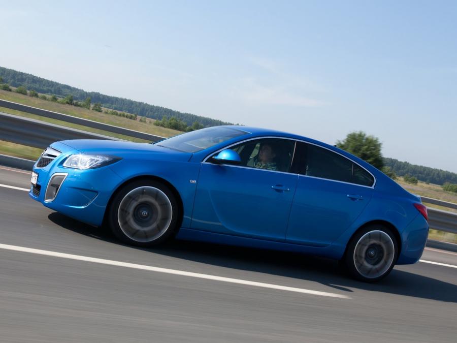 Opel Insignia OPC красный