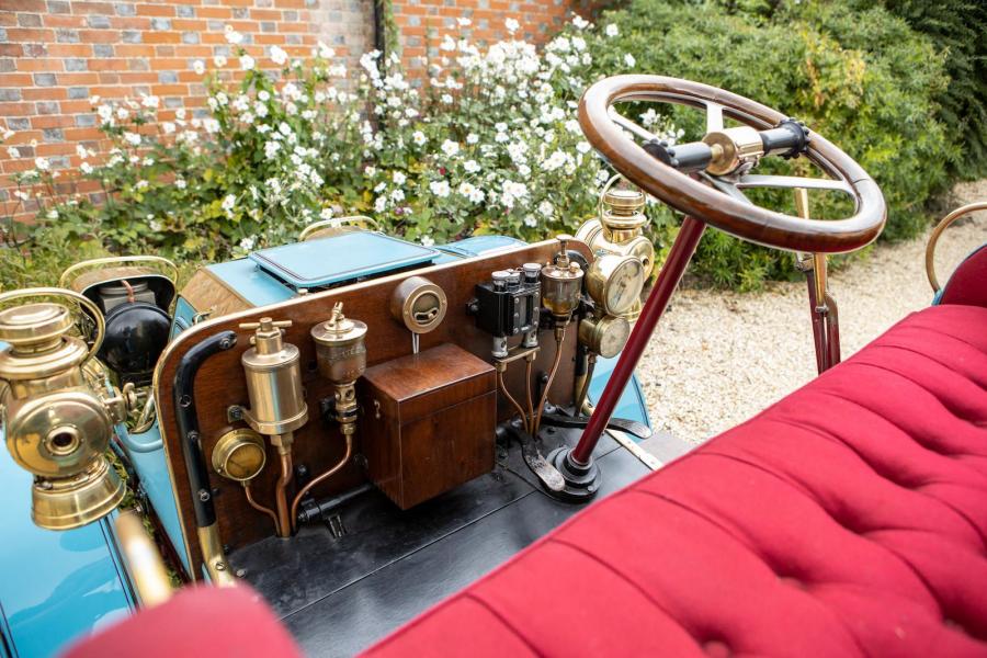 Машины похожие на хозяев. Авиатор уточкин первый полет. Один из первых автомобилей. Один из первых. Автомобиль лесснер 1907.