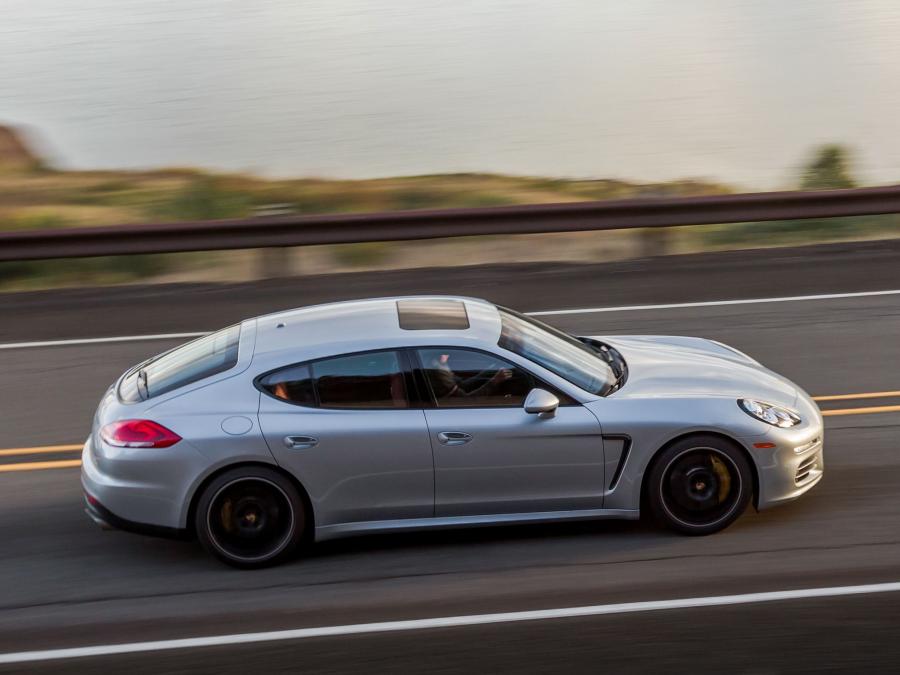 Porsche Panamera быстро едет