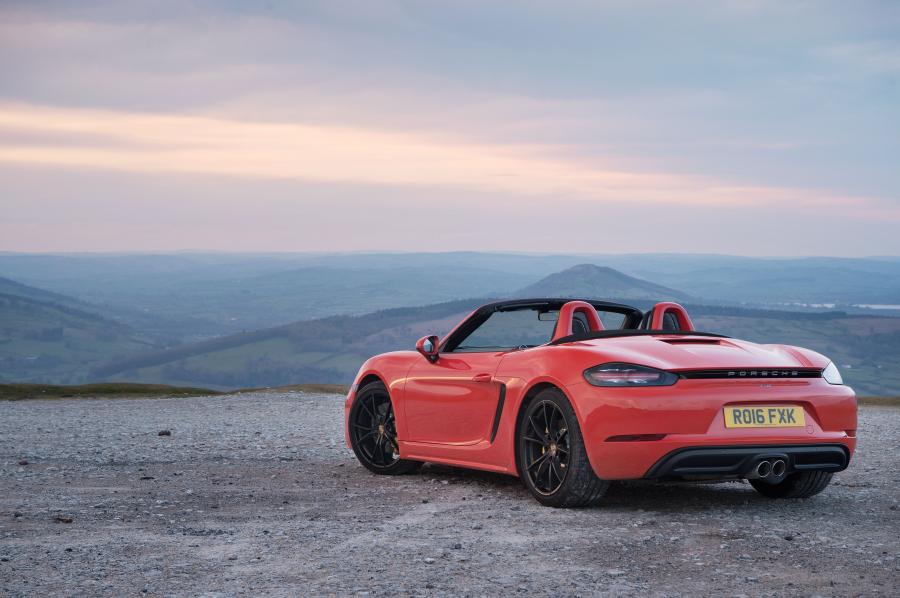 Porsche Boxster 2020 красный кабриолет