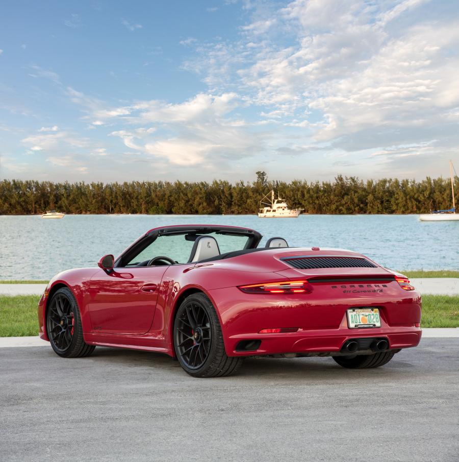 Porsche 911 Carrera Cabriolet красный