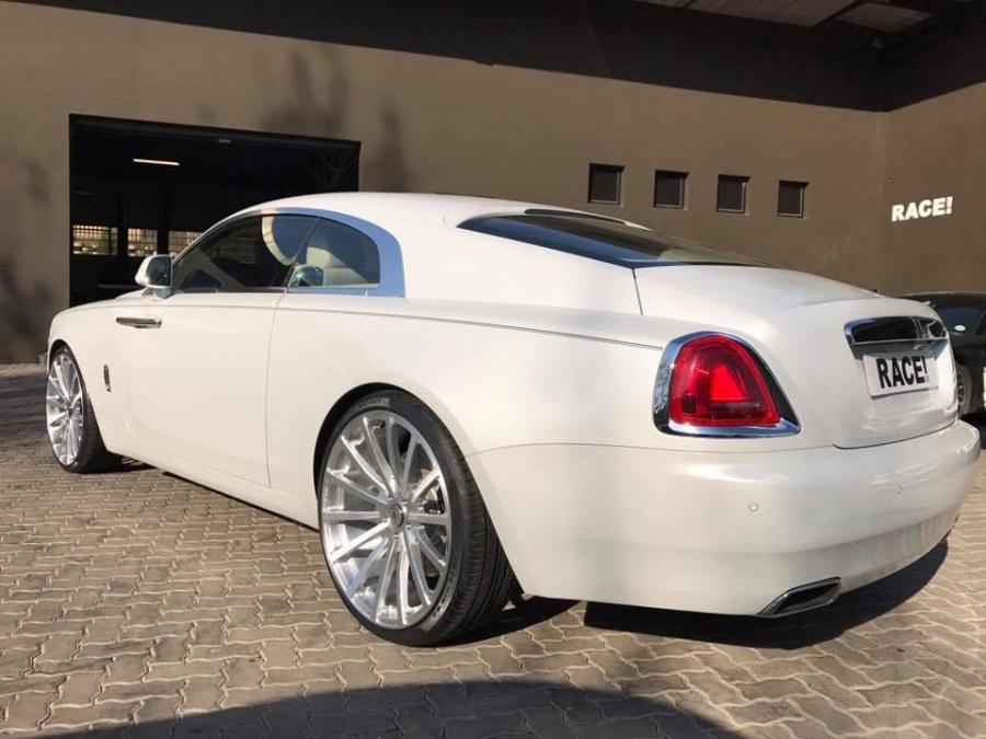 Matte white. Rolls Royce Race. Rolls Royce Wraith белый 2017. Rolls Royce Wraith White sale. Rolls Royce Wraith Race.