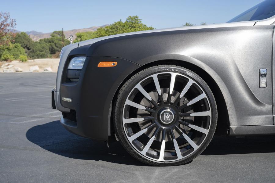 Суппорт роллс ройс. Rolls royce ghost колеса. Rolls royce ghost 2019 диски. Диски rolls royce ghost. Колпачки на диски роллс ройс.