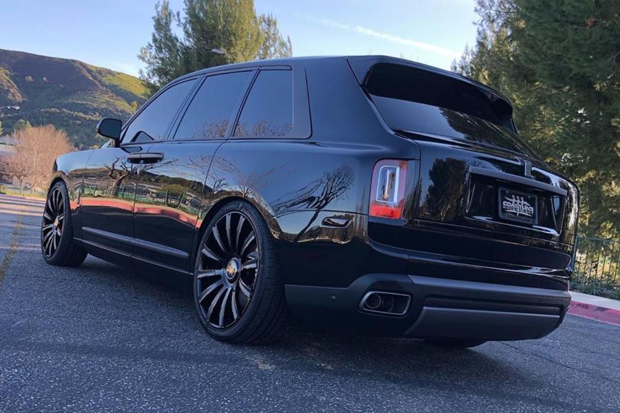 Rolls Royce Cullinan ночью