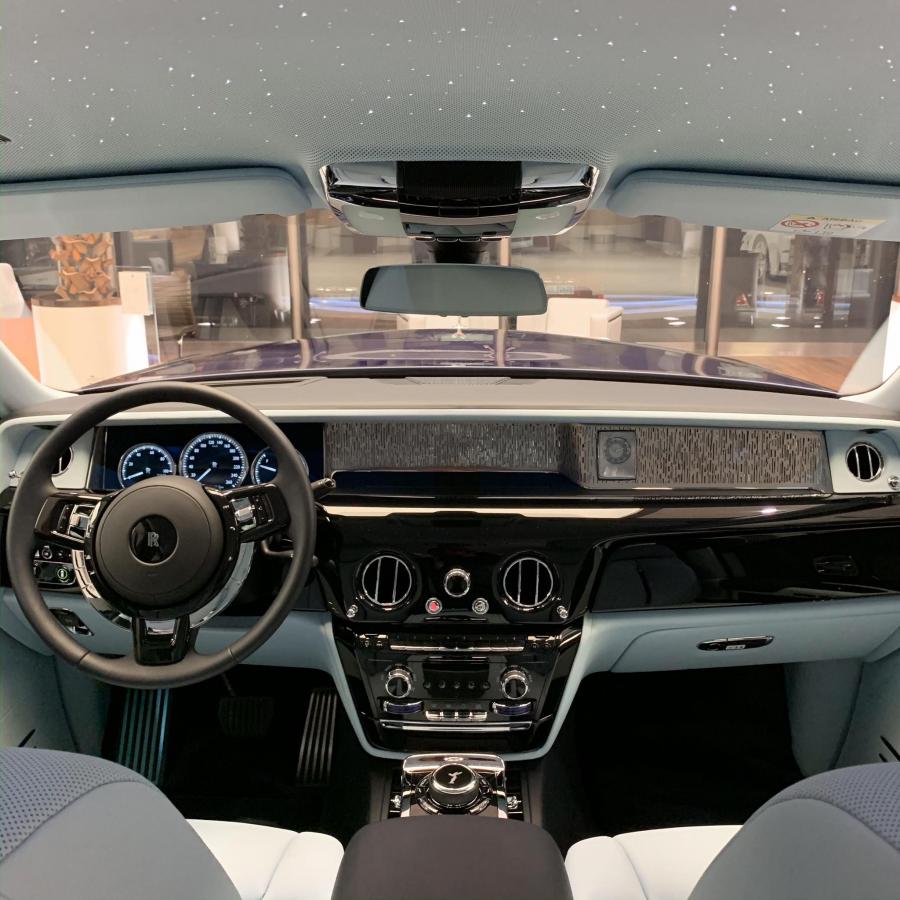 Торпедо Rolls-Royce Phantom 2019 года выпуска. Фото 14. VERcity