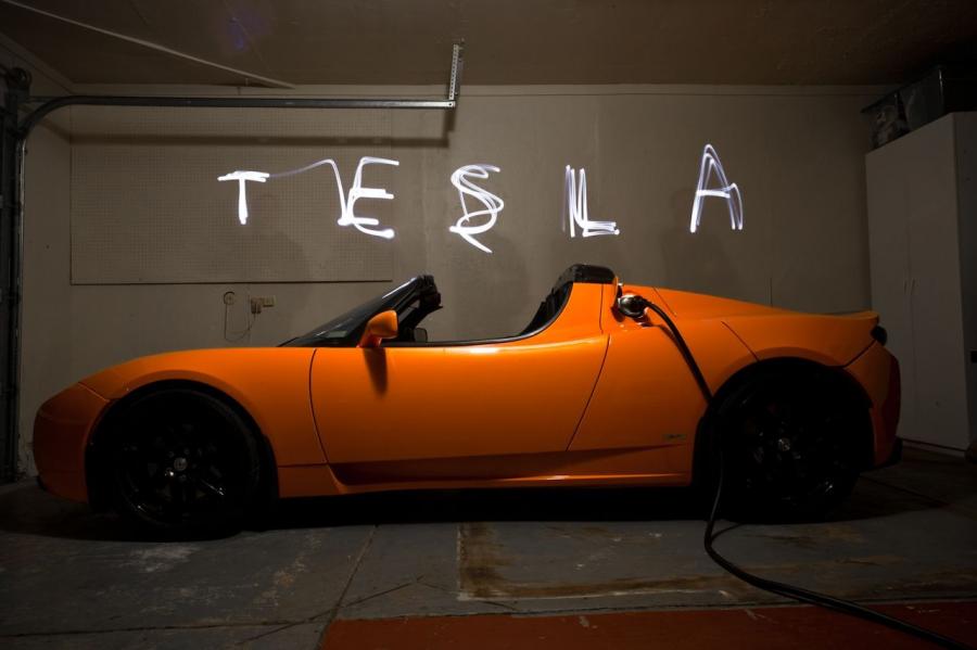 Tesla Roadster 2012 оранжевая