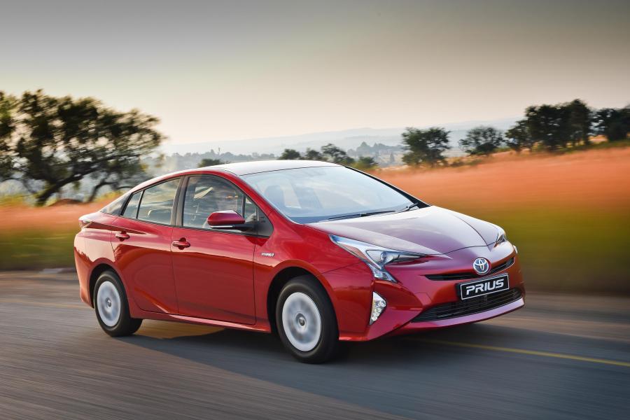 Toyota Prius v 2016