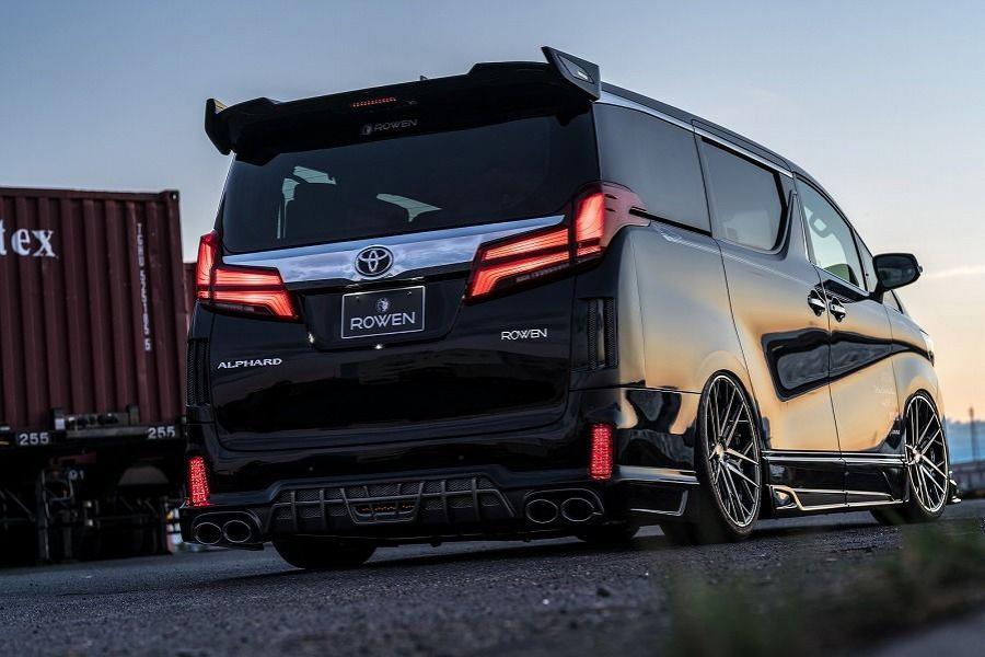 Тойота альфард тюнинг. Toyota Alphard Rowen. Тойота Alphard 2020 Rowen. Обвес Тойота альфард 2020. Тойота альфард 2018.