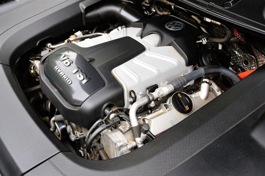 Volkswagen touareg моторы. Volkswagen Touareg 2012 двигатель. Гибридный Туарег двигатель. Мотор WV Touareg v112. Тип двигателя гибрид Туарег.