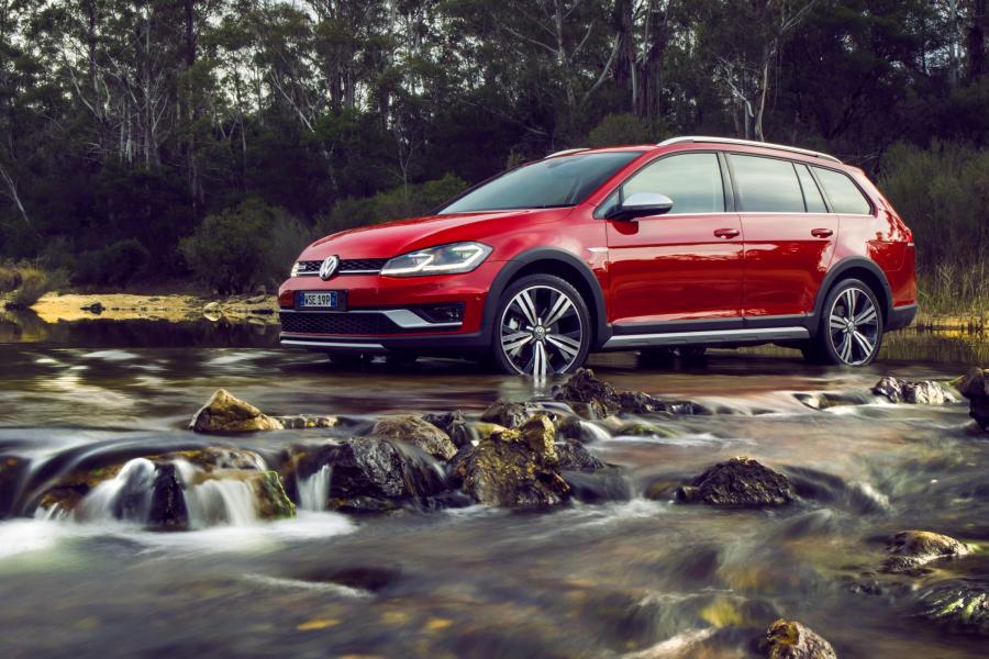 VW Golf Alltrack черный