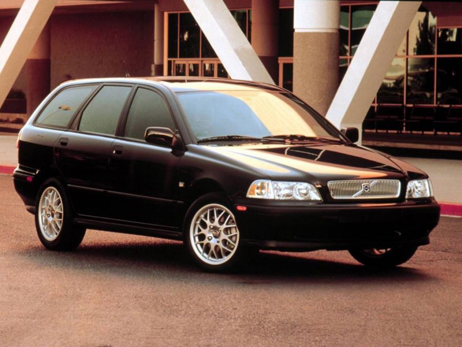 Volvo V40 1996 года выпуска для рынка Великобритании и Ирландии. Фото 1.  VERcity
