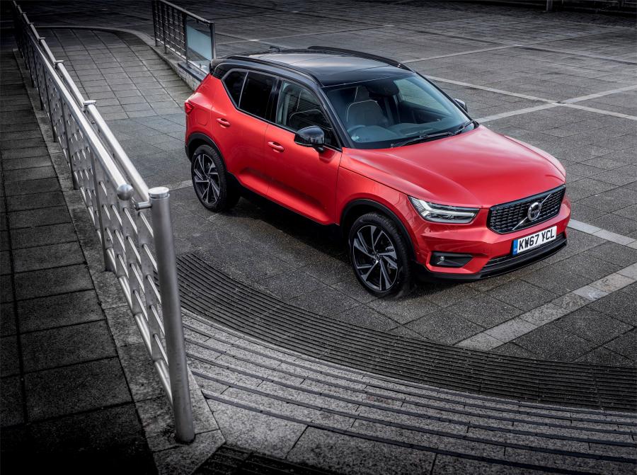 Volvo XC40 D4 R-Design 2017 года выпуска для рынка Великобритании и ...