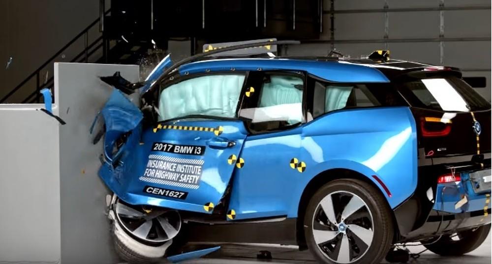 Страховой институт не наградил хэтчбэк BMW i3 высшей оценкой за безопасность