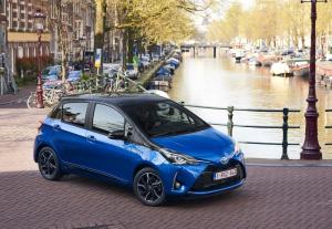 2017 Toyota Yaris Hybrid Bi-Tone