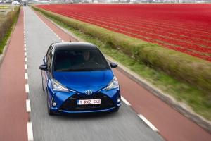 2017 Toyota Yaris Hybrid Bi-Tone