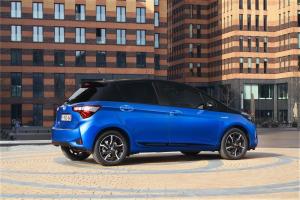 2017 Toyota Yaris Hybrid Bi-Tone