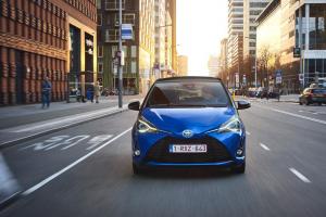 2017 Toyota Yaris Hybrid Bi-Tone