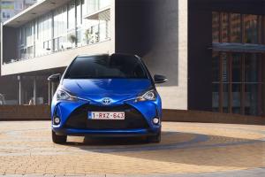 2017 Toyota Yaris Hybrid Bi-Tone