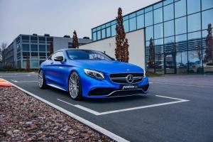 Спортивное купе Mercedes-AMG обернули голубым хромом