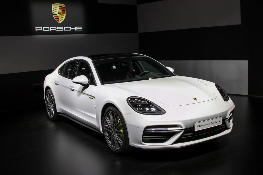 Стенд Porsche на Женевском автосалоне: под знаком Panamera