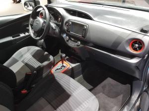 2017 Toyota Yaris Hybrid Bi-Tone