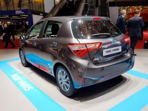 2017 Toyota Yaris Hybrid Bi-Tone