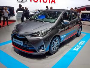 2017 Toyota Yaris Hybrid Bi-Tone