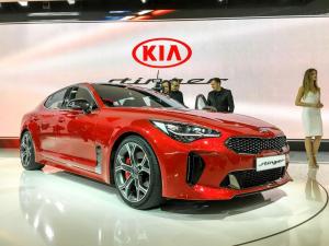 Корейский фастбэк Kia Stinger приедет в Россию с двумя двигателями