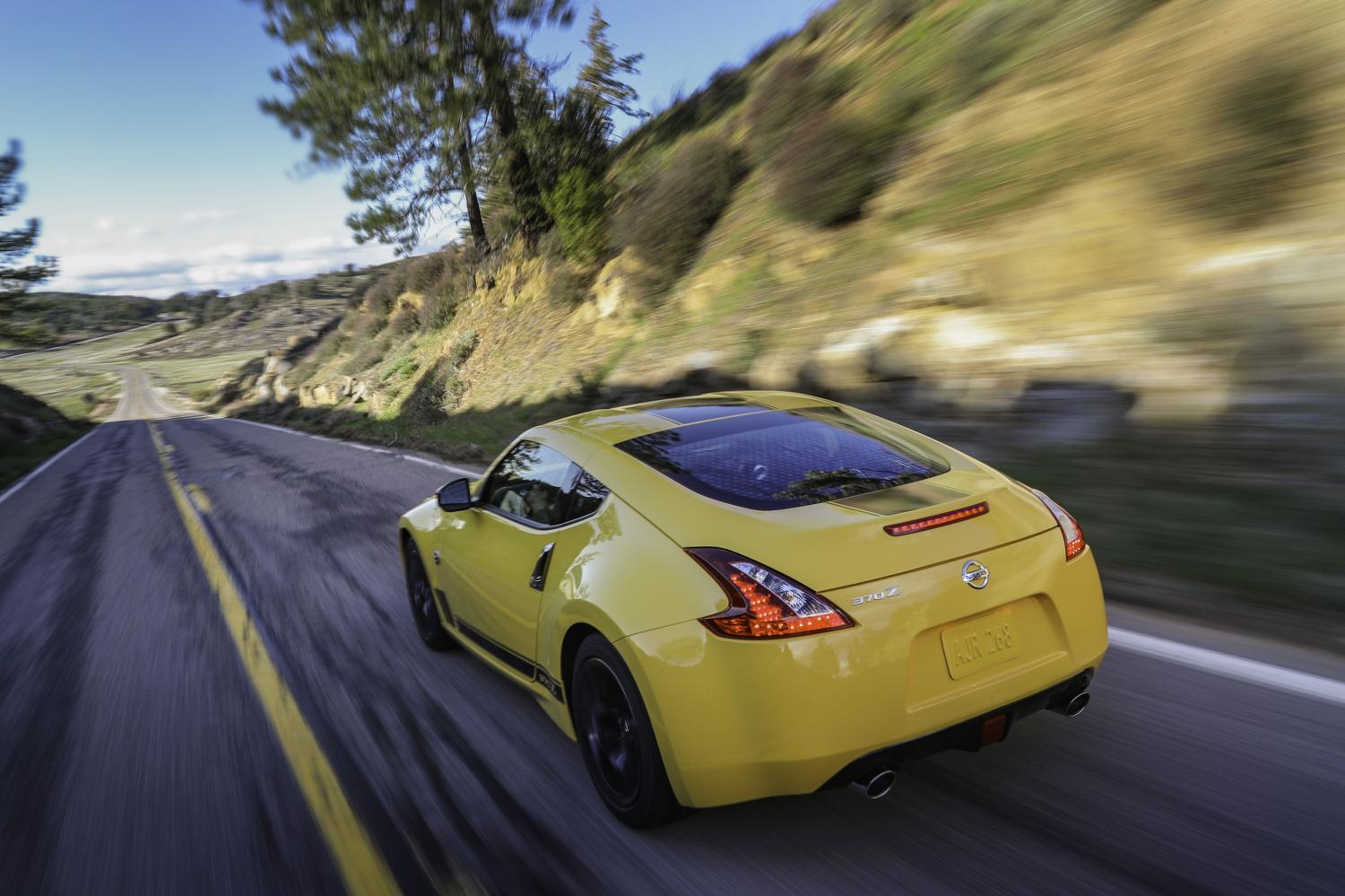 Nissan спорткар 370z