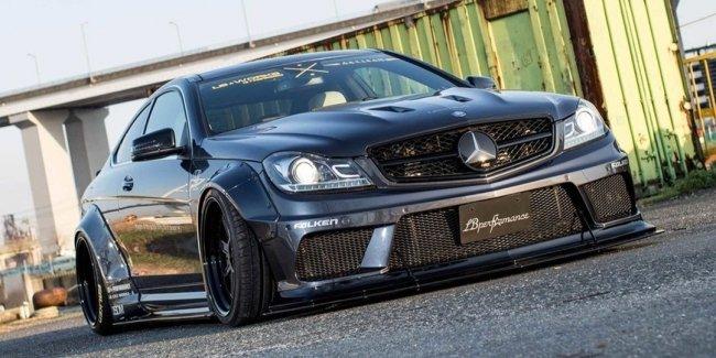 Купе Mercedes-AMG C63 получило широкофюзеляжный обвес от Liberty Walk