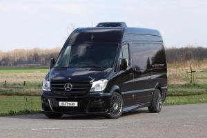 Микроавтобус Mercedes-Benz Sprinter превратили в дом на колёсах