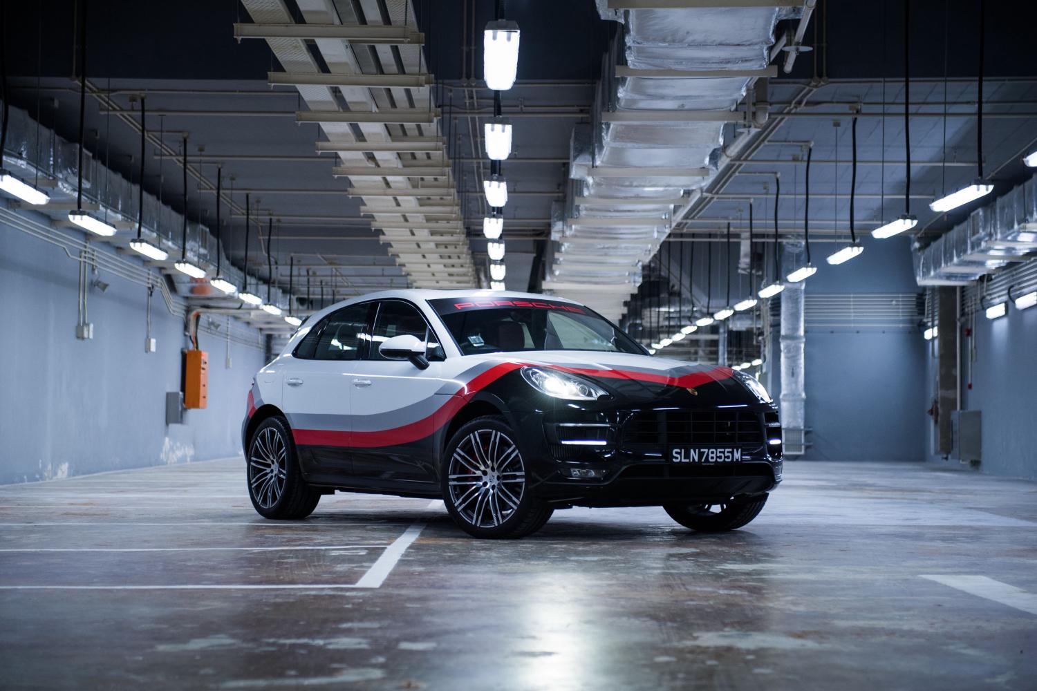 Быстрейший вариант кроссовера Porsche Macan получил гоночную ливрею