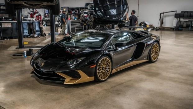 Суперкар Lamborghini Aventador SV получил чёрно-золотистый окрас