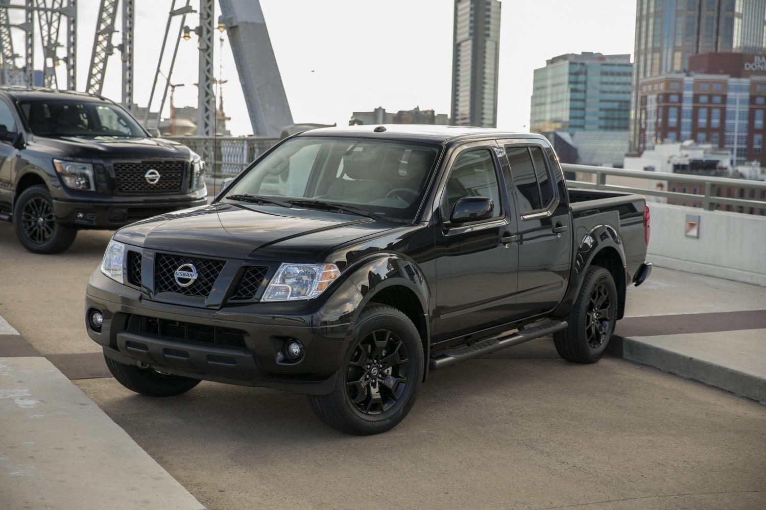 Nissan представил пикапы в исполнении Midnight Edition
