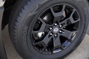 2017 Nissan Frontier SV Midnight Edition Crew Cab