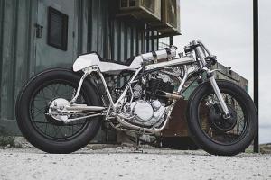 2017 Yamaha SR400 Praying Mantis by Beautiful Machines