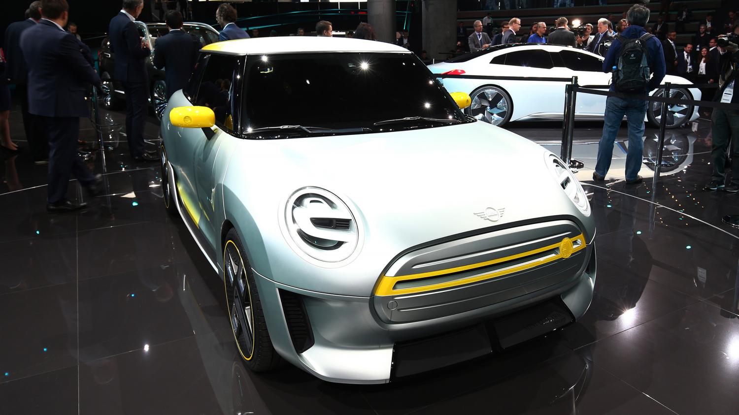 Первый электромобиль Mini сможет проезжать без «дозаправки» более 300 километров